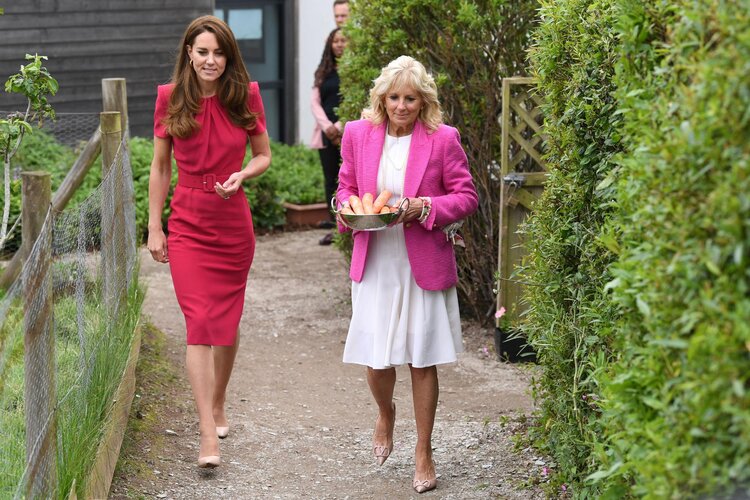 La duquesa de Cambridge y la Dra. Jill Biden visitan una escuela primaria en Cornwall