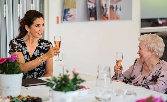 El 18 de junio de 2021, la princesa heredera de Dinamarca Mary visitó la casa de retiro Nældebjerg en Greve Strand en la región de Sjælland. La visita tuvo lugar con motivo de que la vida cotidiana ha ido volviendo a la normalidad paulatinamente en los centros asistenciales de todo el país. Durante su visita, la princesa heredera estuvo acompañada por la ministra de Asuntos Sociales, Astrid Krag. La alcaldesa del municipio de Greve, Pernille Beckmann, dio la bienvenida a la princesa heredera y a la ministra Astrid Krag. La princesa heredera usó un nuevo vestido cruzado floral de Ralph Lauren.
