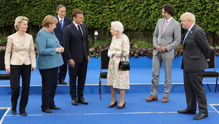 Britain’s Queen Elizabeth II (5L), reacts after posing for a family photograph with, from left, President of the European Commission Ursula von der Leyen, Germany’s Chancellor Angela Merkel, Japan’s Prime Minister Yoshihide Suga, France’s President Emmanuel Macron, Canada’s Prime Minister Justin Trudeau, Britain’s Prime Minister Boris Johnson, during an evening reception at The Eden Project in south west England on June 11, 2021. – G7 leaders from Canada, France, Germany, Italy, Japan, the UK and the United States meet this weekend for the first time in nearly two years, for three-day talks in Carbis Bay, Cornwall