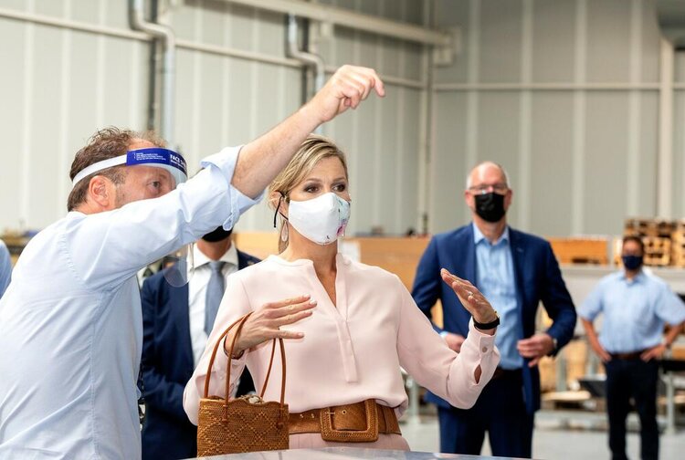 La reina Máxima de los Países Bajos visita las creaciones de Veluw Metal en Nieuwkuijk
