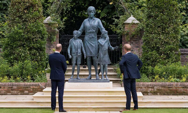 Los planes para la estatua se anunciaron en 2017, en el año del vigésimo aniversario de la muerte de la princesa Diana. La difunta princesa de Gales falleció en 1997. La familia cercana de Diana también estuvo presente en la ceremonia, junto con miembros del comité de estatuas, el escultor Ian Rank-Broadley y el diseñador de jardines, Pip Morrison.