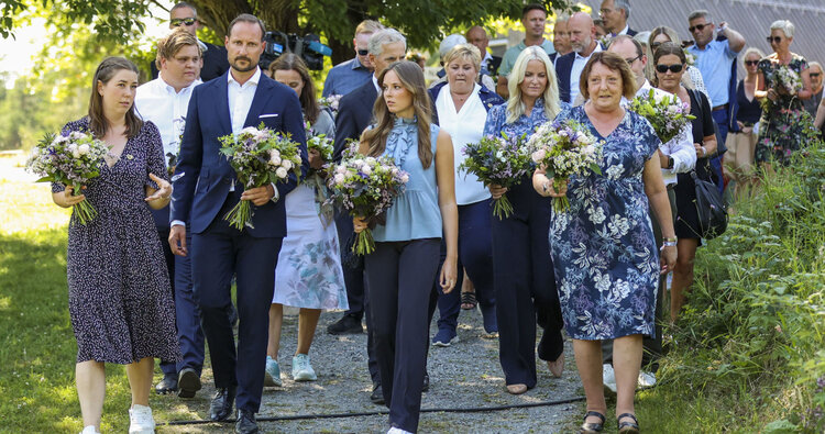 Los príncipes herederos de Noruega y la princesa Ingrid Alexandra conmemoran la Masacre del 22 de julio en Utøya