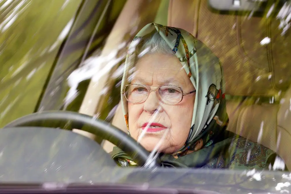 Isabel II nuevamente al volante