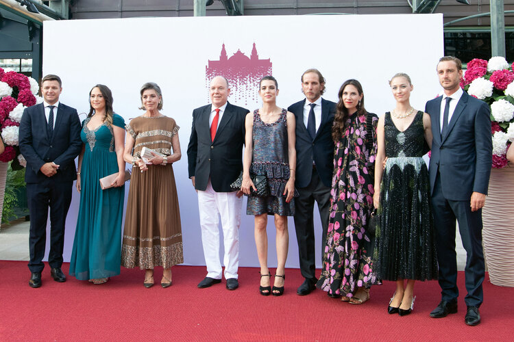 La familia principesca de Mónaco asiste al concierto de verano de la Cruz Roja