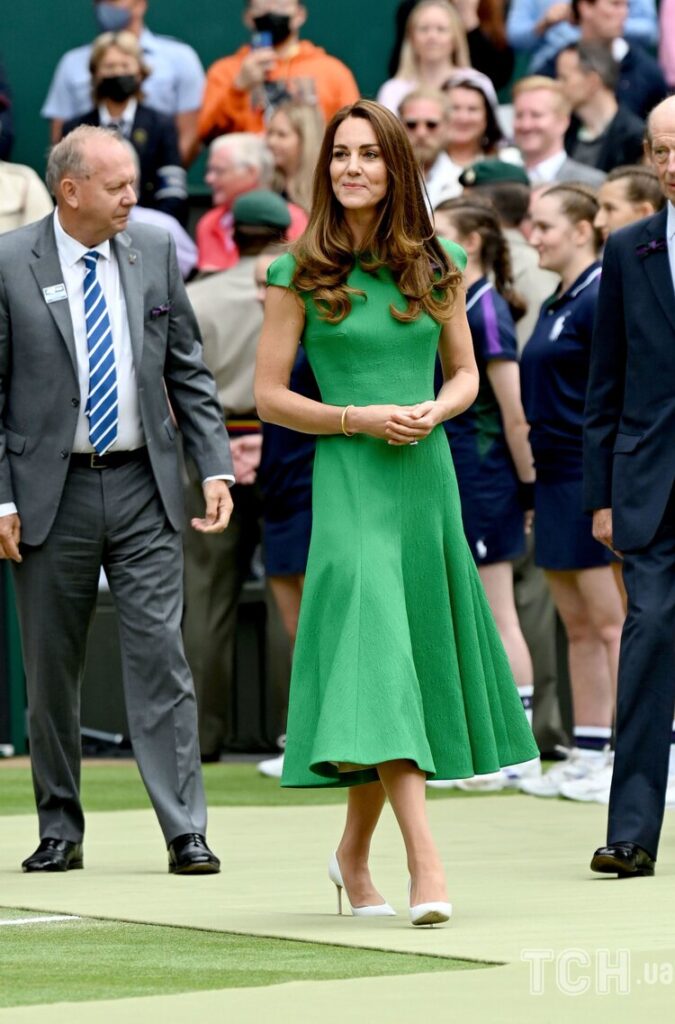 Los duques de Cambridge asisten a la final de singles femeninos de Wimbledon 2021 9 675x1024 - Los duques de Cambridge asisten a la final femenina de Wimbledon 2021