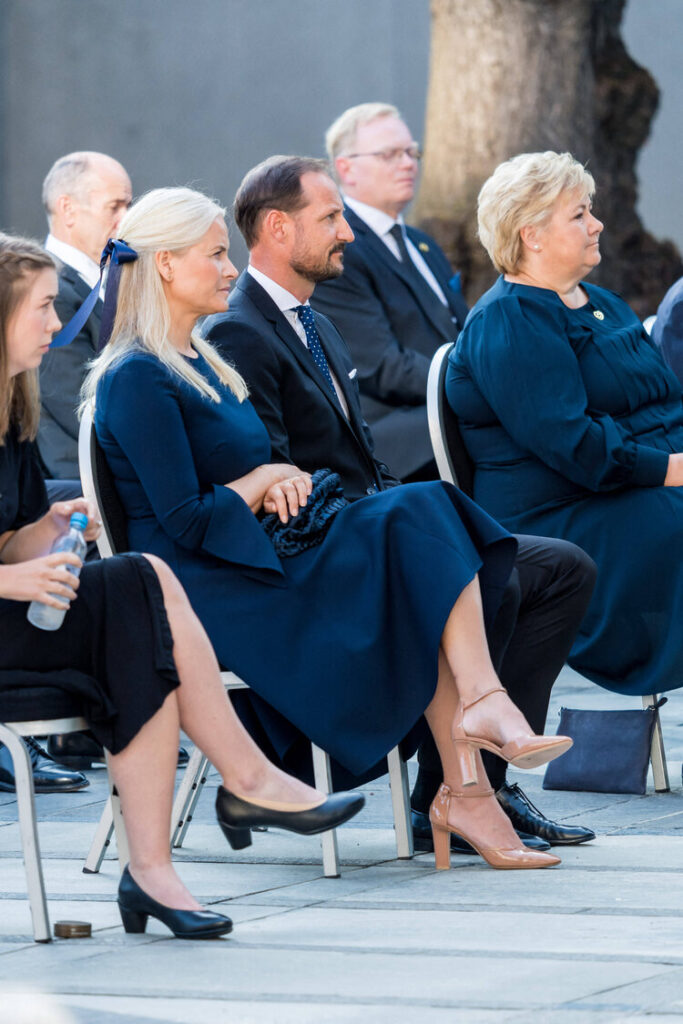 El 22 de julio de 2021 es el décimo aniversario de los ataques terroristas en el Complejo de Oficinas del Gobierno en Oslo y en la isla de Utøya. 77 personas murieron y muchas otras resultaron gravemente heridas. Los miembros de la Familia Real Noruega asistieron a varios eventos conmemorativos durante el día. El Príncipe Heredero Haakon y la Princesa Heredera Mette-Marit asistieron al evento conmemorativo en el Complejo de Oficinas del Gobierno. El rey Harald y la reina Sonja asistieron al servicio conmemorativo en la catedral de Oslo.