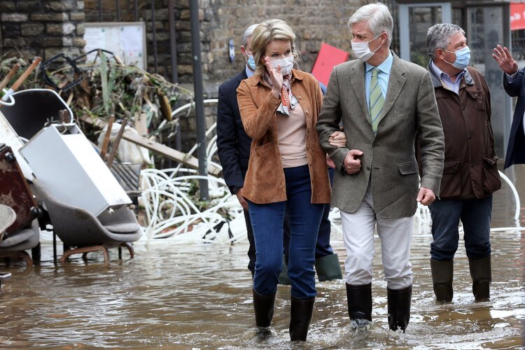 Los reyes de los belgas inspeccionan los daños por inundaciones en Pepinster