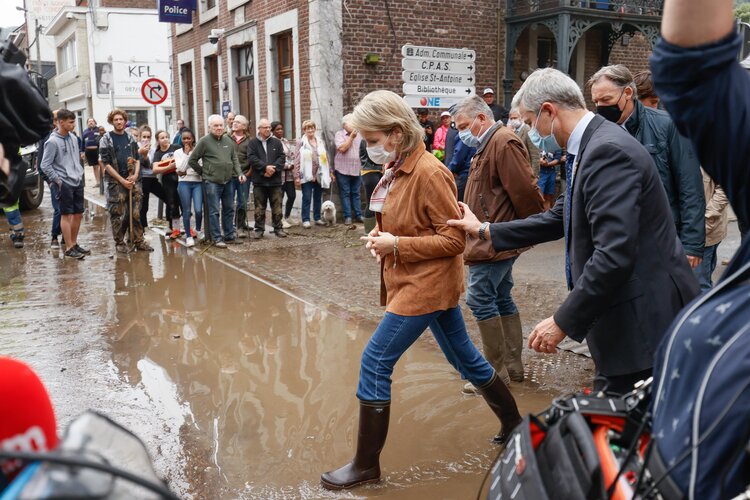 Los reyes de los belgas inspeccionan los danos por inundaciones en Pepinster 3 - Los reyes de los belgas inspeccionan los daños por inundaciones en Pepinster
