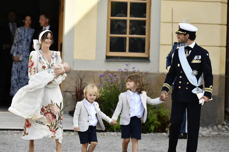 El principe Carl Philip y la princesa Sofia asisten al bautizo del principe Julian de Suecia 0002 - El bautizo del príncipe Julián de Suecia