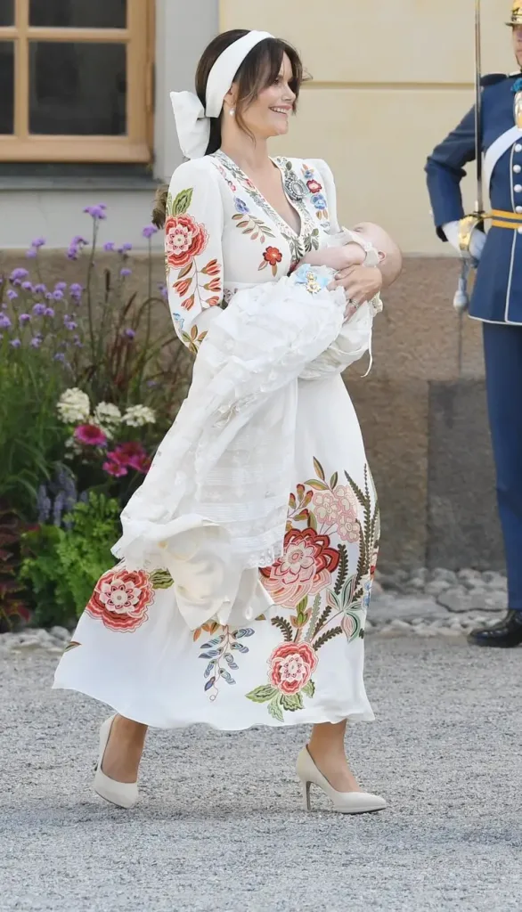 El principe Carl Philip y la princesa Sofia asisten al bautizo del principe Julian de Suecia 0003 586x1024 - El bautizo del príncipe Julián de Suecia
