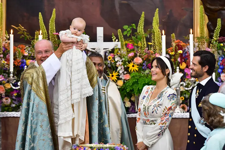 El principe Carl Philip y la princesa Sofia asisten al bautizo del principe Julian de Suecia 0004 - El bautizo del príncipe Julián de Suecia