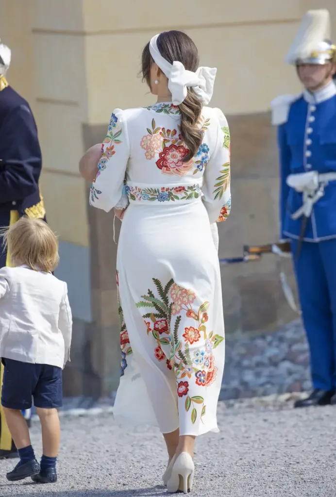 El principe Carl Philip y la princesa Sofia asisten al bautizo del principe Julian de Suecia 0011 692x1024 - El bautizo del príncipe Julián de Suecia