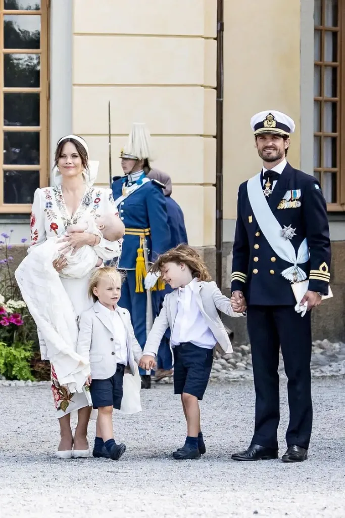 El principe Carl Philip y la princesa Sofia asisten al bautizo del principe Julian de Suecia 0021 683x1024 - El bautizo del príncipe Julián de Suecia