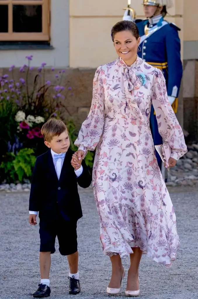 La princesa heredera Victoria y el principe Daniel asisten al bautizo del principe Julian 0005 678x1024 - El bautizo del príncipe Julián de Suecia