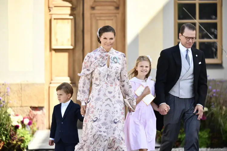 La princesa heredera Victoria y el principe Daniel asisten al bautizo del principe Julian 0006 - El bautizo del príncipe Julián de Suecia