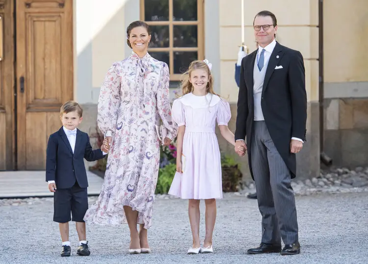 La princesa heredera Victoria y el principe Daniel asisten al bautizo del principe Julian 0012 - El bautizo del príncipe Julián de Suecia