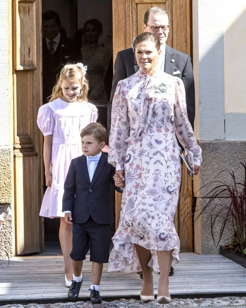La princesa heredera Victoria y el principe Daniel asisten al bautizo del principe Julian 0013 816x1024 - El bautizo del príncipe Julián de Suecia