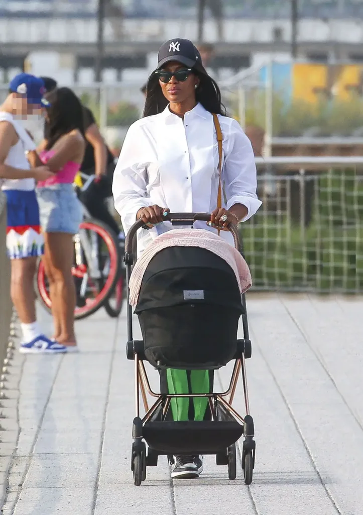 Naomi Campbell tranquilo paseo con su hija 0002 723x1024 - Naomi Campbell, tranquilo paseo con su hija