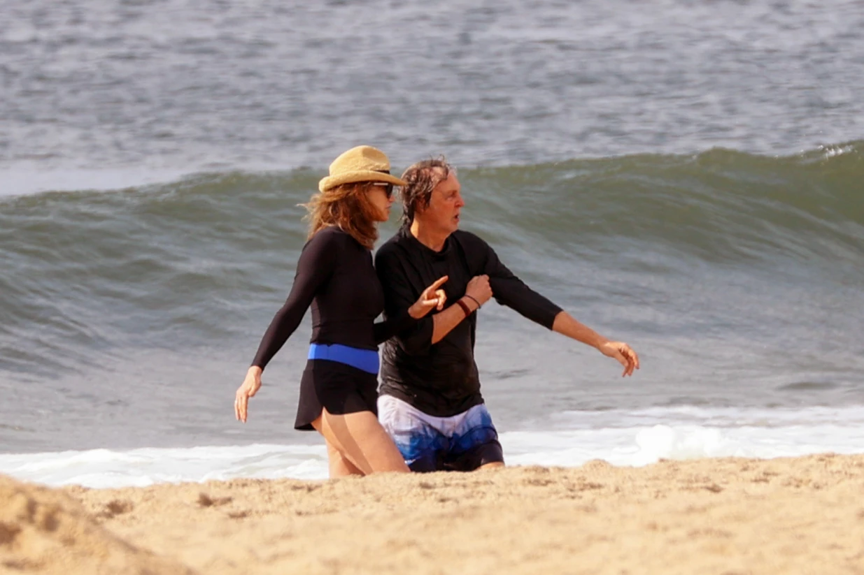 Paul McCartney, paseo por la playa