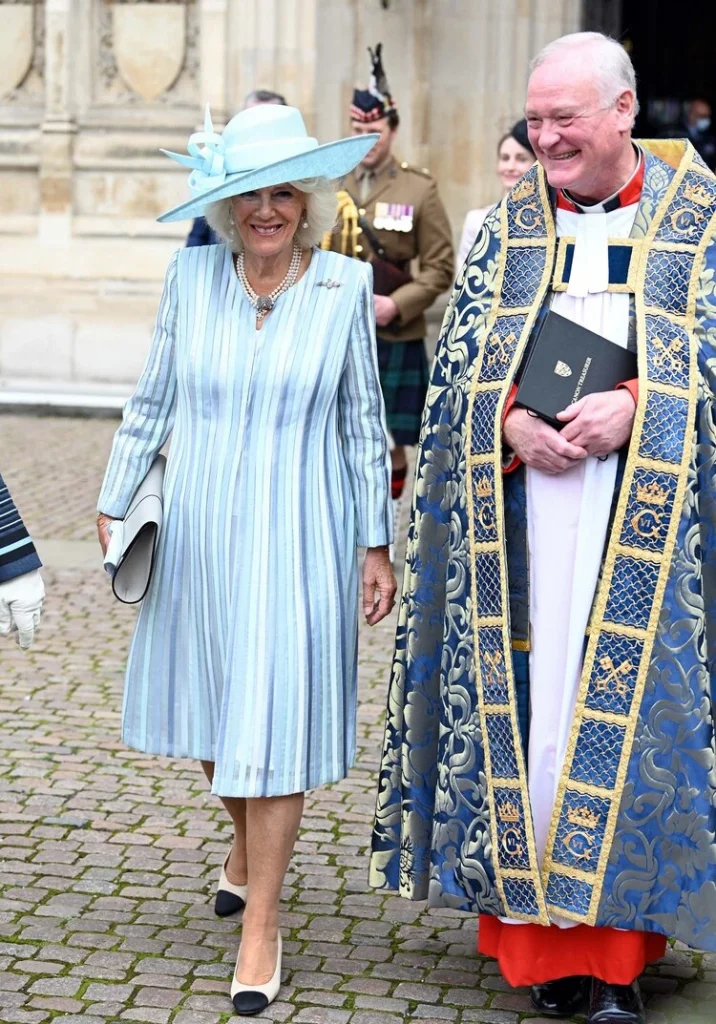 El Principe de Gales y la Duquesa de Cornualles 006 716x1024 - El Príncipe de Gales y la Duquesa de Cornualles asisten al servicio del 81º aniversario de la Batalla de Gran Bretaña