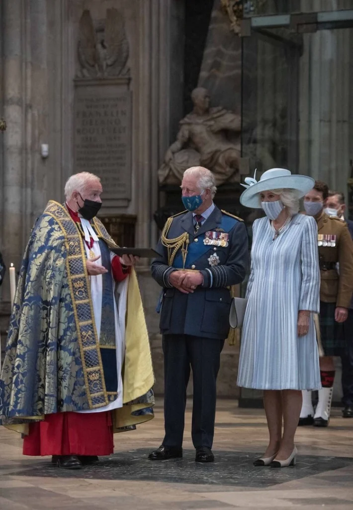 El Principe de Gales y la Duquesa de Cornualles 008 710x1024 - El Príncipe de Gales y la Duquesa de Cornualles asisten al servicio del 81º aniversario de la Batalla de Gran Bretaña