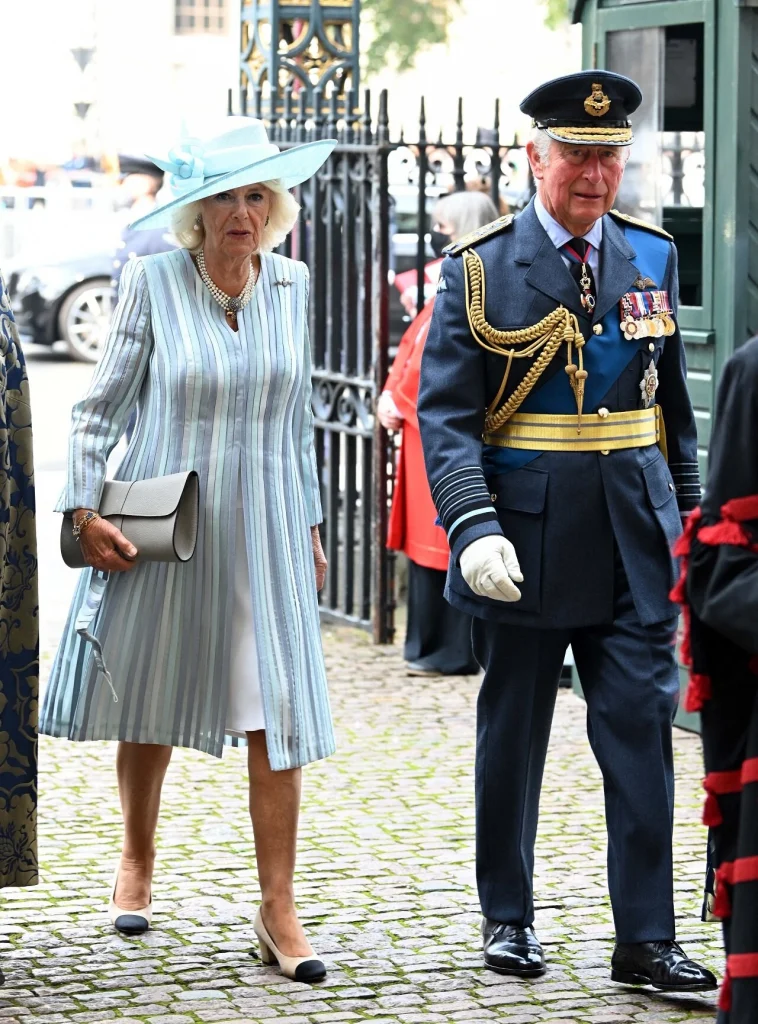 El Principe de Gales y la Duquesa de Cornualles 011 758x1024 - El Príncipe de Gales y la Duquesa de Cornualles asisten al servicio del 81º aniversario de la Batalla de Gran Bretaña