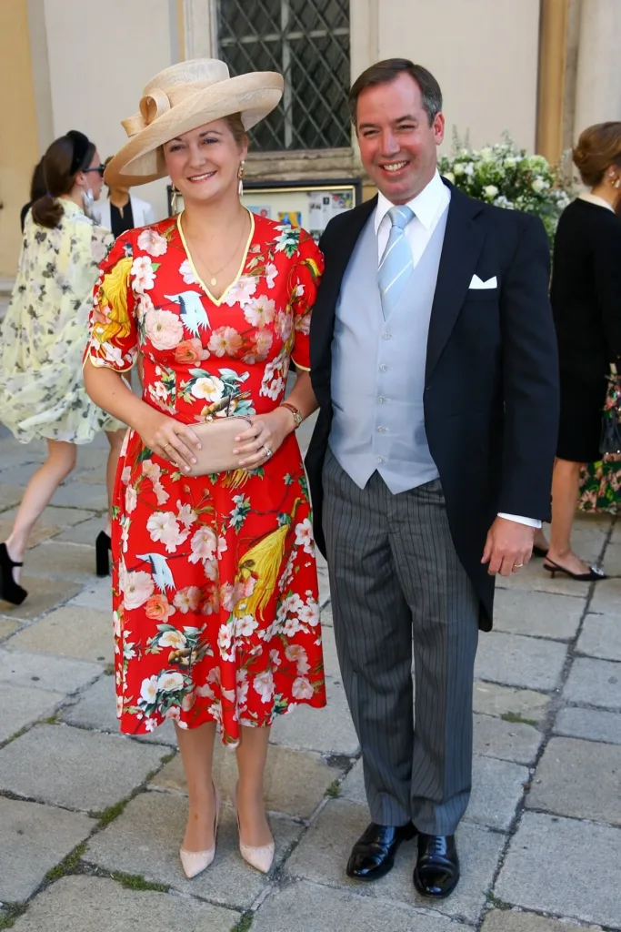 El Gran Duque Guillaume hereditario y la Gran Duquesa Hereditaria Stéphanie de Luxemburgo asisten a la boda de la Princesa María Anunciata de Lichtenstein y Emanuele Musini en la Schottenkirche el 4 de septiembre de 2021 en Viena, Austria.