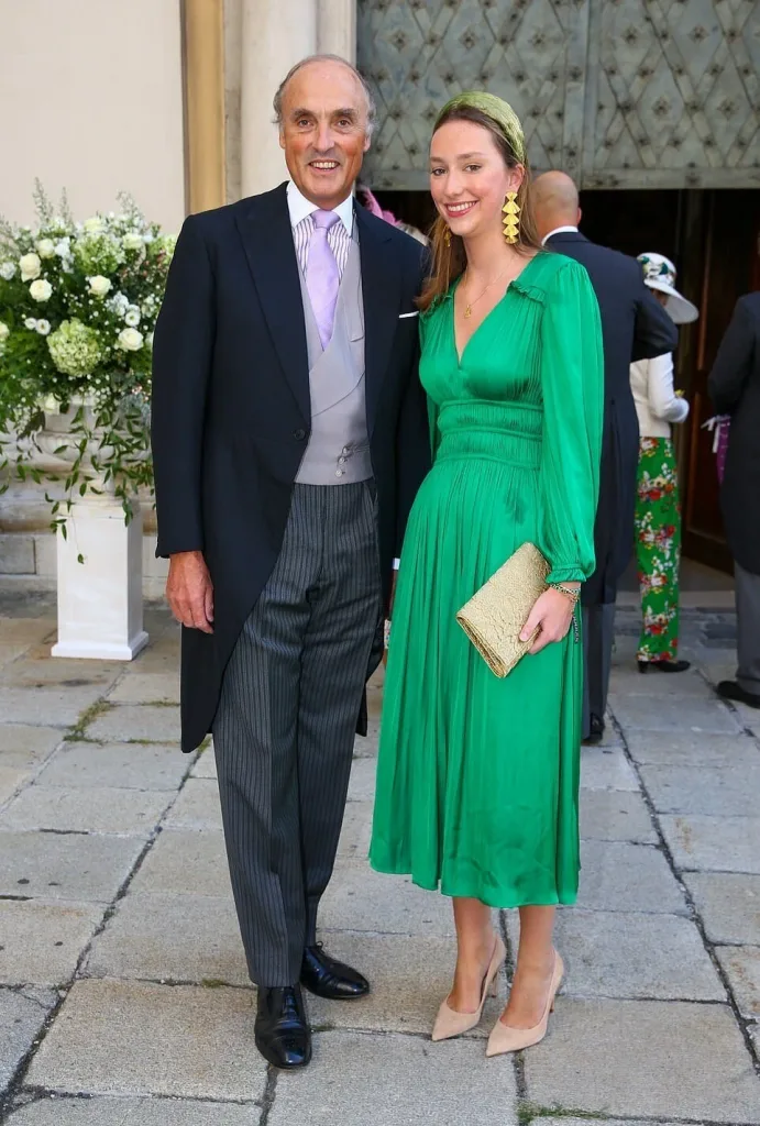 El príncipe Lorenz, archiduque de Austria-Este y su hija, la princesa Laetitia Maria de Bélgica, archiduquesa de Austria-Este, asisten a la boda de la princesa Maria Anunciata de Lichtenstein y Emanuele Musini en la Schottenkirche el 4 de septiembre de 2021 en Viena, Austria.
