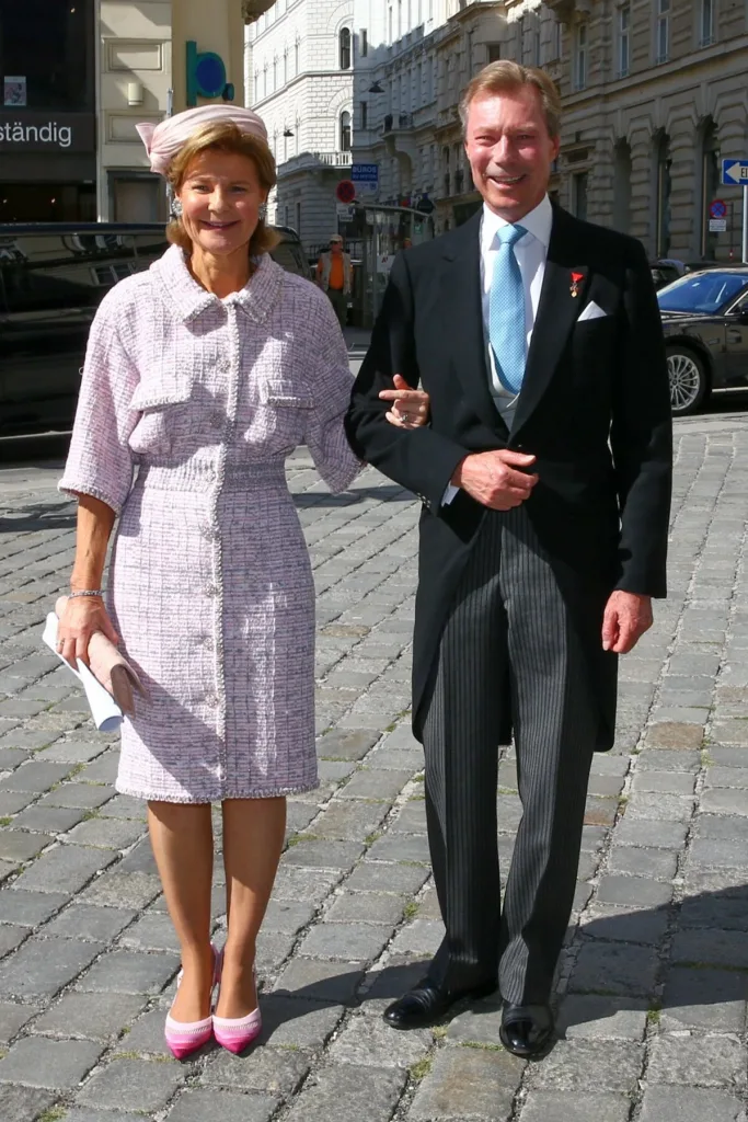 La princesa Margaretha de Liechtenstein, madre de la novia, y su hermano, el gran duque Enrique de Luxemburgo, asisten a la boda de la princesa María Anunciata de Liechtenstein y Emanuele Musini en la Schottenkirche el 4 de septiembre de 2021 en Viena, Austria.