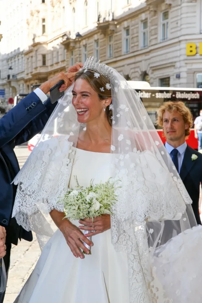 La princesa Maria Anunciata de Liechtenstein se casa con Emanuele Musini en la Schottenkirche el 4 de septiembre de 2021 en Viena Austria. 006 683x1024 - La princesa María Anunciata se casa con Emanuele Musini