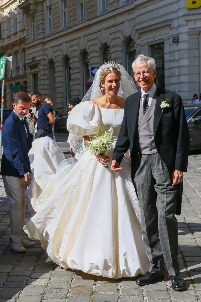La princesa Maria Anunciata de Liechtenstein se casa con Emanuele Musini en la Schottenkirche el 4 de septiembre de 2021 en Viena Austria. 008 682x1024 - La princesa María Anunciata se casa con Emanuele Musini