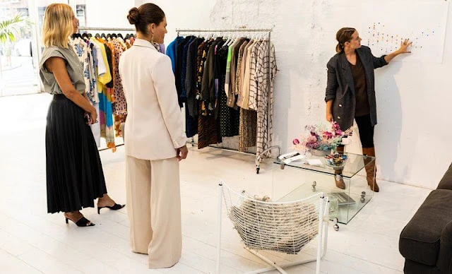 La princesa heredera Victoria de Suecia visita un centro de moda sostenible 004 - La princesa heredera Victoria de Suecia visita un centro de moda sostenible