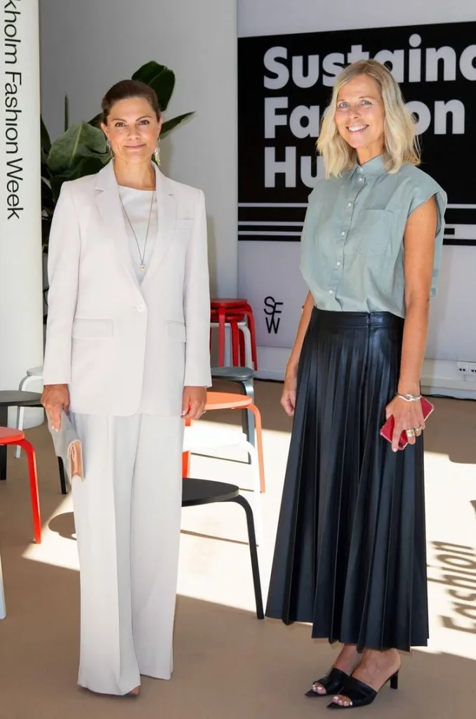 La princesa heredera Victoria de Suecia visita un centro de moda sostenible 005 678x1024 - La princesa heredera Victoria de Suecia visita un centro de moda sostenible