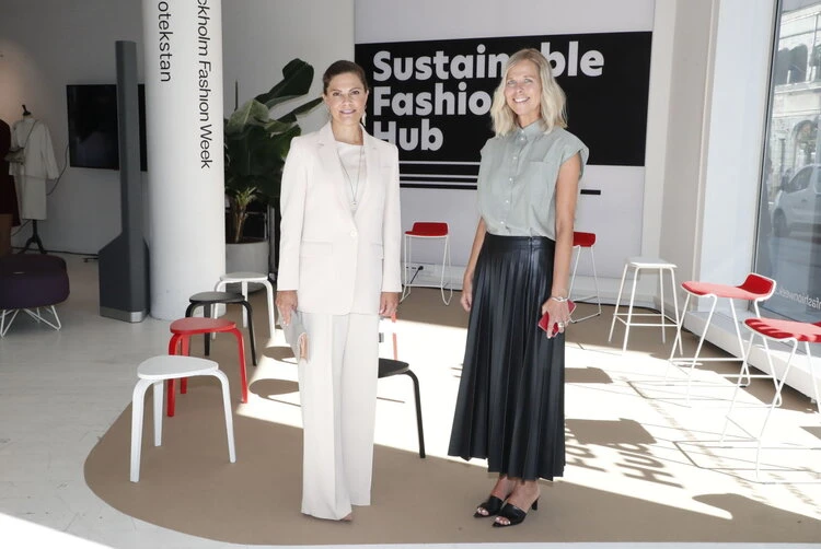 La princesa heredera Victoria de Suecia visita un centro de moda sostenible