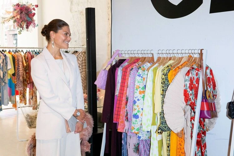 La princesa heredera Victoria de Suecia visita un centro de moda sostenible 008 - La princesa heredera Victoria de Suecia visita un centro de moda sostenible