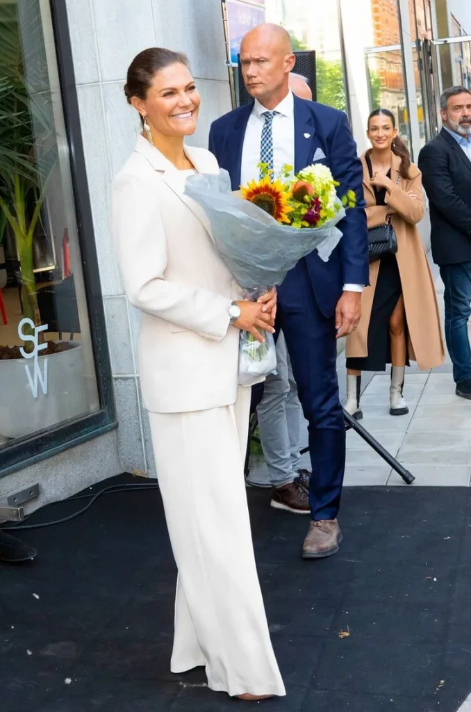 La princesa heredera Victoria de Suecia visita un centro de moda sostenible 012 678x1024 - La princesa heredera Victoria de Suecia visita un centro de moda sostenible