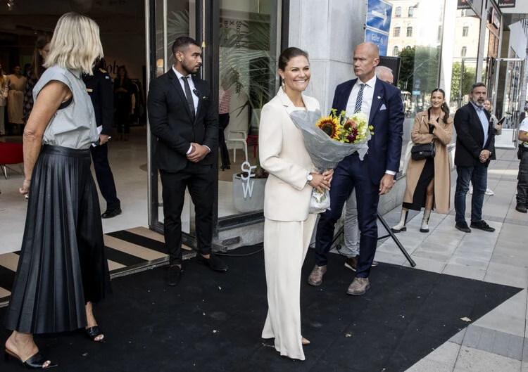 La princesa heredera Victoria de Suecia visita un centro de moda sostenible 013 - La princesa heredera Victoria de Suecia visita un centro de moda sostenible