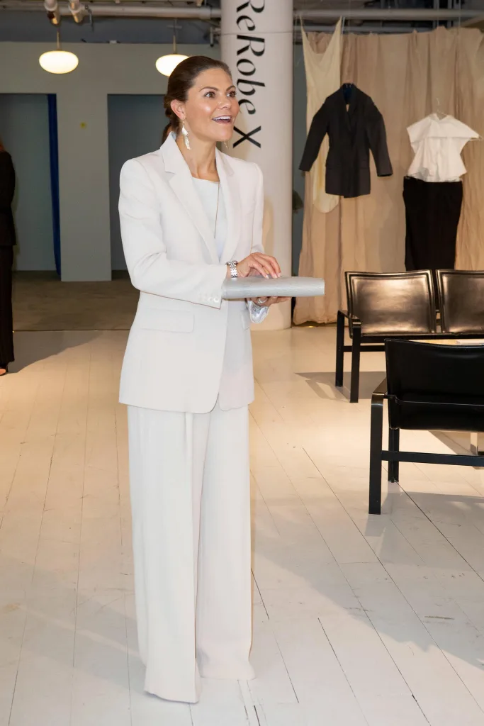 La princesa heredera Victoria de Suecia visita un centro de moda sostenible 014 683x1024 - La princesa heredera Victoria de Suecia visita un centro de moda sostenible