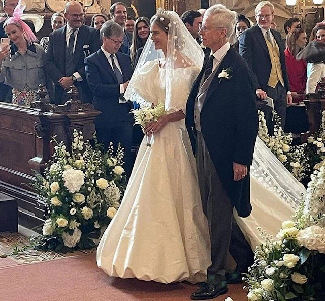  La princesa fue llevada al altar  por su padre, el príncipe Nikolaus de Liechtenstein