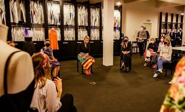 La reina Mathilde visitó el renovado MoMu Fashion Museum (ModeMuseum) en Amberes. La visita comenzó con una mesa redonda sobre la moda y los retos del sector durante y después de la crisis de la corona. La Reina recibió una visita guiada a una de las exposiciones permanentes del museo, que destaca la moda de vanguardia belga e internacional mediante una presentación cambiante de siluetas y material de archivo de la colección.