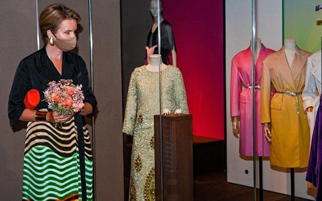 La reina Mathilde de Bélgica visita ModeMuseum en Amberes