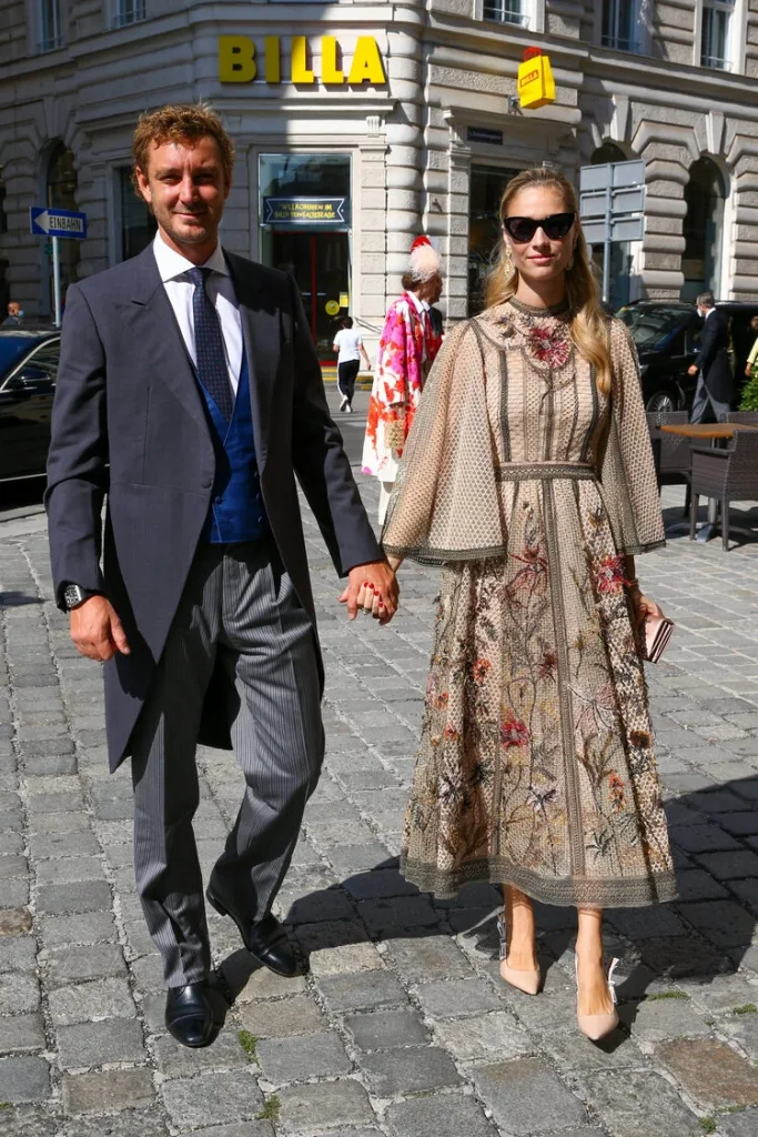 Pierre Casiraghi y Beatrice Borromeo asisten a la boda de la princesa María Anunciata de Lichtenstein y Emanuele Musini en la Schottenkirche el 4 de septiembre de 2021 en Viena, Austria.