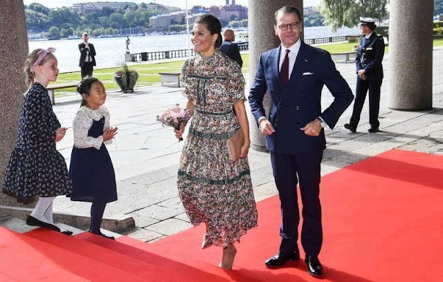 La princesa heredera Victoria y el príncipe Daniel de Suecia asisten a un almuerzo oficial en honor del presidente federal alemán Frank-Walter Steinmeier y su esposa Elke Büdenbender.