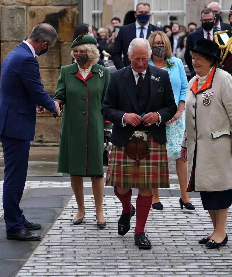 El duque y la duquesa de Rothesay asisten a la inauguracion del parlamento escoces 001 - La reina Isabel II asiste a la inauguración del parlamento escocés