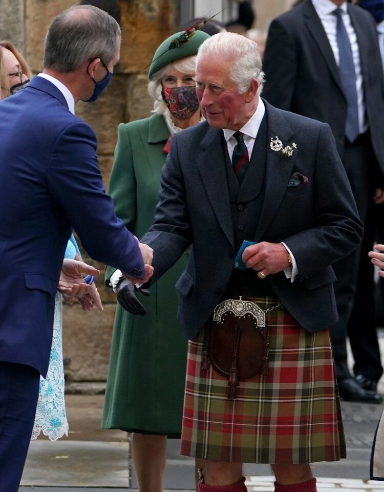 El duque y la duquesa de Rothesay asisten a la inauguracion del parlamento escoces 002 - La reina Isabel II asiste a la inauguración del parlamento escocés