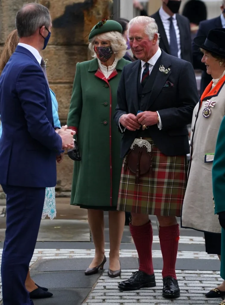 El duque y la duquesa de Rothesay asisten a la inauguracion del parlamento escoces 003 755x1024 - La reina Isabel II asiste a la inauguración del parlamento escocés
