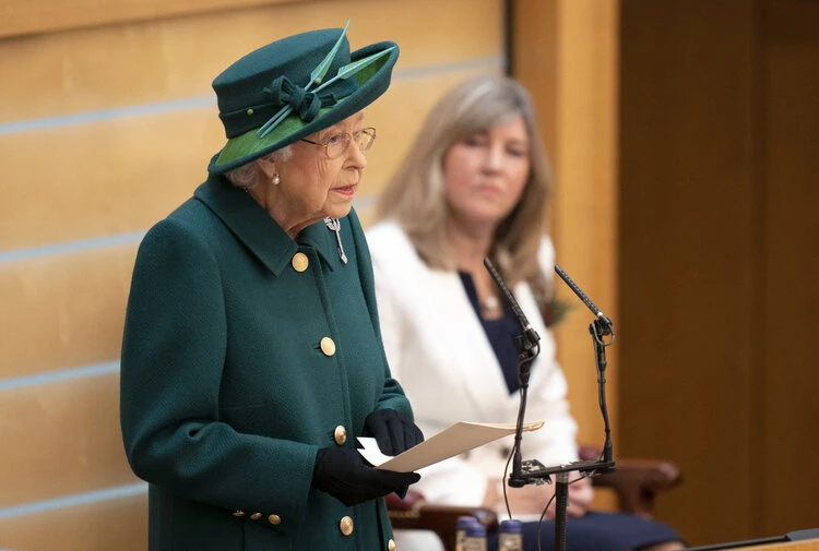 La reina Isabel II asiste a la inauguracion del parlamento escoces 001 - La reina Isabel II asiste a la inauguración del parlamento escocés