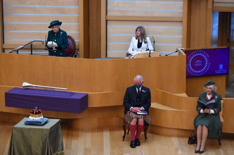 La reina Isabel II asiste a la inauguracion del parlamento escoces 002 - La reina Isabel II asiste a la inauguración del parlamento escocés