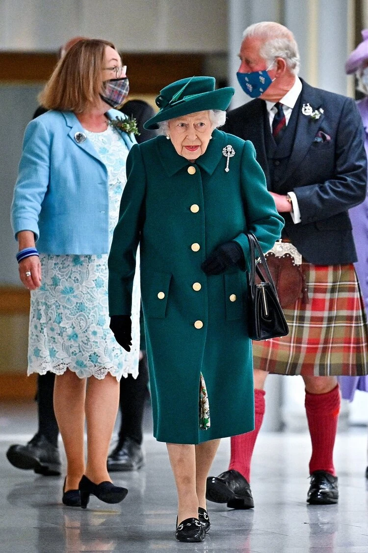 La reina Isabel II asiste a la inauguración del parlamento escocés