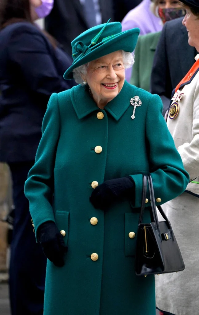 La reina Isabel II asiste a la inauguracion del parlamento escoces 004 647x1024 - La reina Isabel II asiste a la inauguración del parlamento escocés